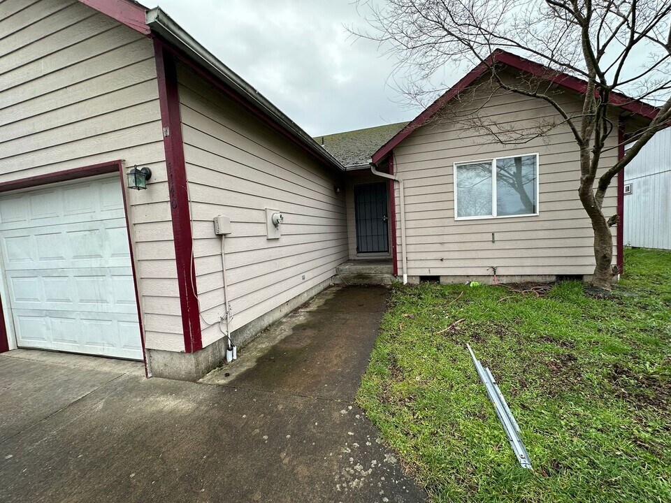 1140 W Vine St in Lebanon, OR - Building Photo