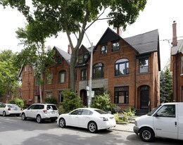 31-33 Elm Grove Ave in Toronto, ON - Building Photo