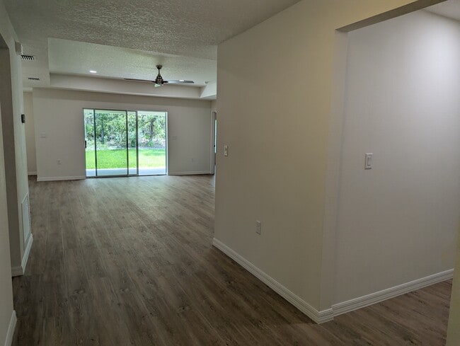 13050 Tinamou Ave in Weeki Wachee, FL - Foto de edificio - Building Photo