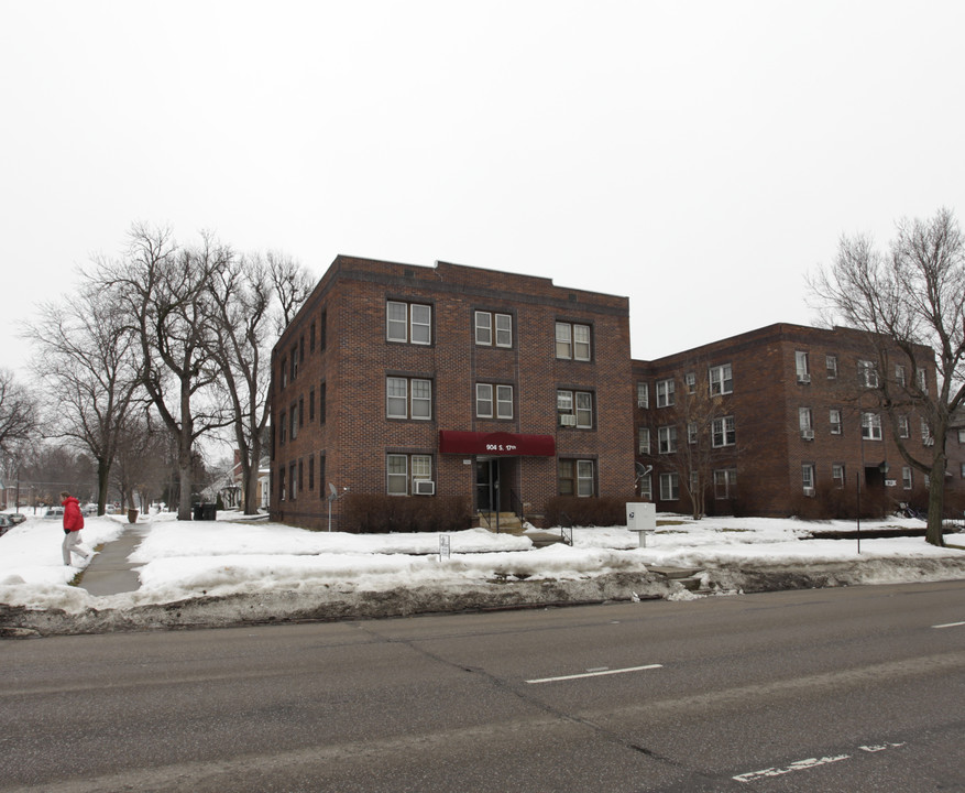 904 S 17th St in Lincoln, NE - Building Photo