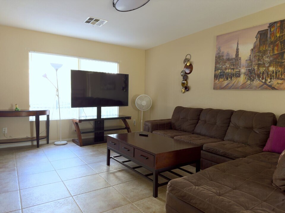 7425 Mission Palm St in Las Vegas, NV - Building Photo