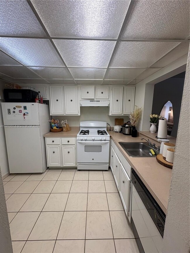 17901 NW 68th Ave in Hialeah, FL - Building Photo - Building Photo