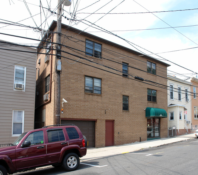 229-231 69th St in Guttenberg, NJ - Foto de edificio - Building Photo