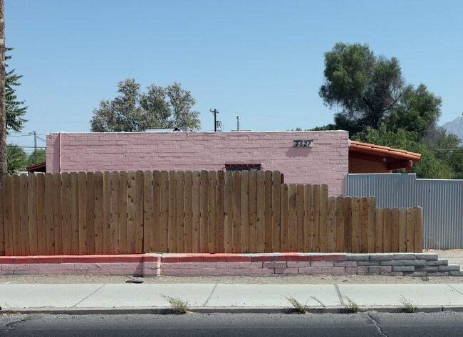 2627 E Grant Rd in Tucson, AZ - Foto de edificio - Building Photo