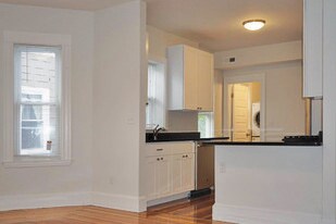 17 Ashland St in Somerville, MA - Building Photo