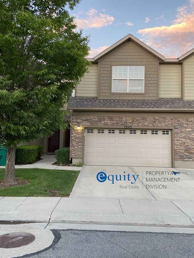 property at 13513 Mimosa Cir