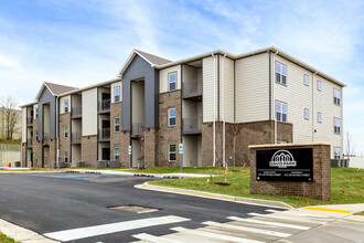 Davis Park Station - NOW Leasing! in Lexington, KY - Foto de edificio - Primary Photo