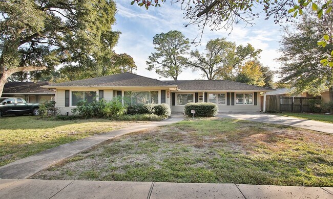 4809 Saxon St in Bellaire, TX - Foto de edificio - Building Photo