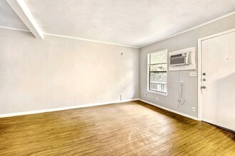 901 Springdale Rd in Austin, TX - Building Photo - Building Photo