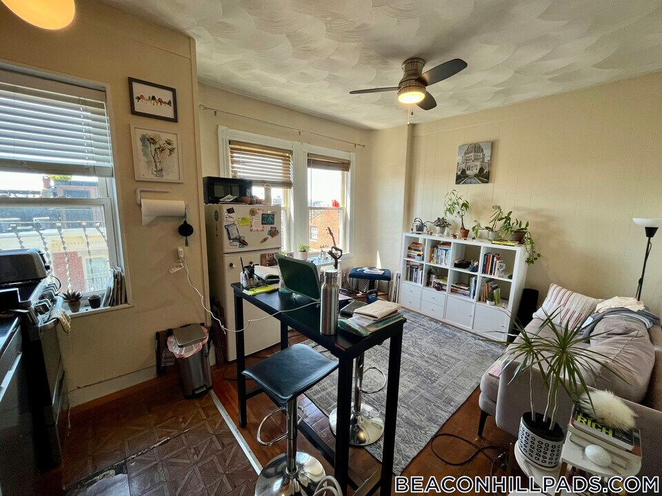 108 Myrtle St, Unit 18 in Boston, MA - Foto de edificio