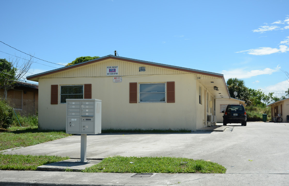 1141-1149 W 28th St in Riviera Beach, FL - Foto de edificio