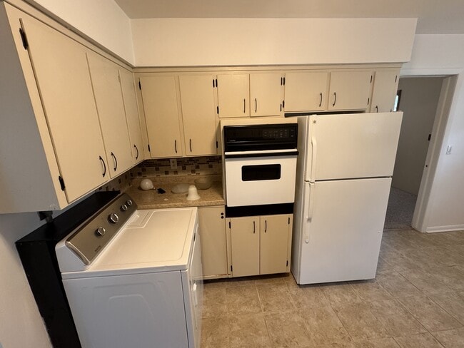 425 Beverly Hills St in Waterloo, IA - Building Photo - Building Photo
