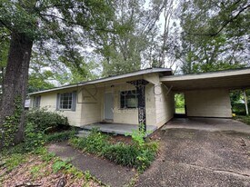 323 Colonial Dr in Jackson, MS - Building Photo