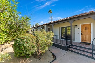 723 E Camino Parocela in Palm Springs, CA - Building Photo - Building Photo