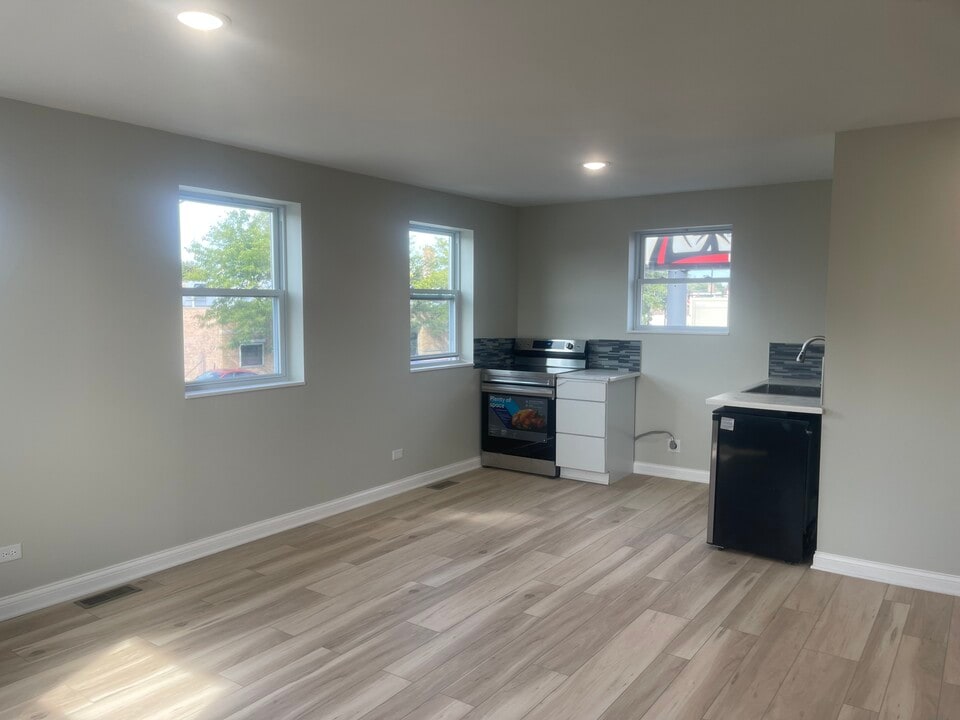 4725 W Fullerton Ave, Unit Studio in Chicago, IL - Building Photo