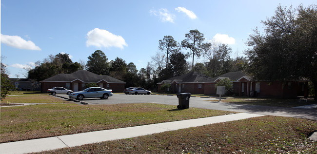 351 N Lowder St in Macclenny, FL - Foto de edificio - Building Photo