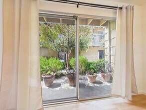 3162 Eucalyptus St in Marina, CA - Foto de edificio - Building Photo