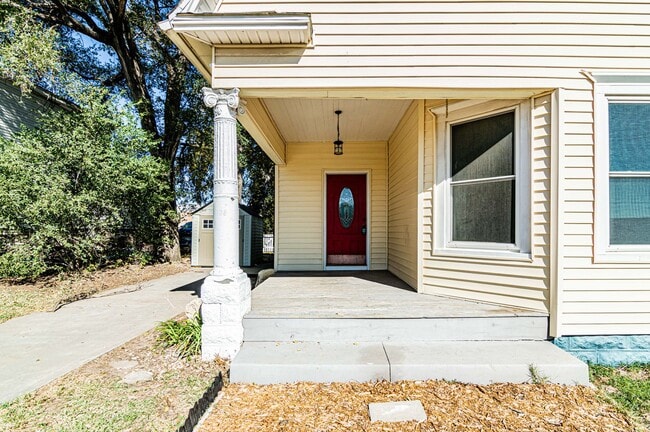 208 E 7th St in Junction City, KS - Building Photo - Building Photo