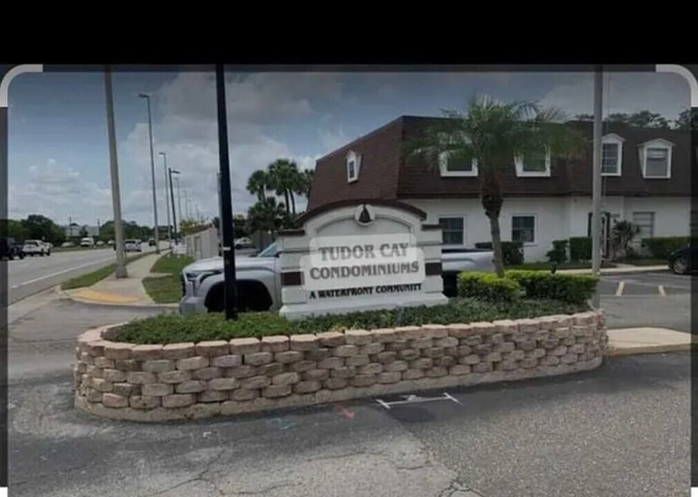 9004 Tudor Dr, Unit K-204 in Tampa, FL - Building Photo