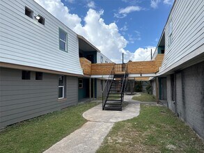 2434 Lidstone St in Houston, TX - Foto de edificio - Building Photo