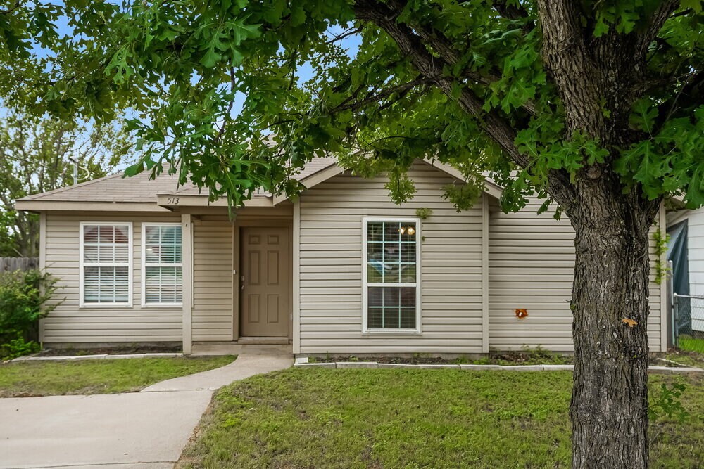 513 N Wood St in Denton, TX - Foto de edificio