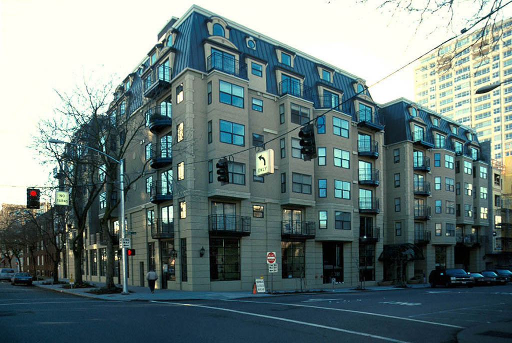 Montreux Condos in Seattle, WA - Building Photo