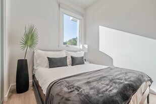 8820 Belford Ave in Los Angeles, CA - Building Photo