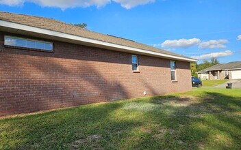 122 SW Gerald Conner Dr in Lake City, FL - Building Photo - Building Photo