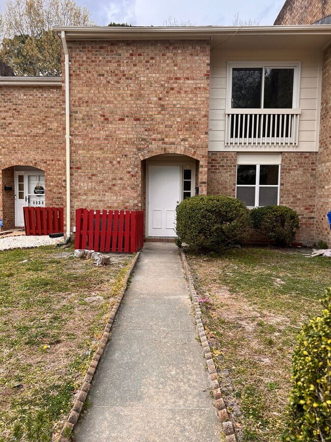 property at 1233 Glyndon Dr