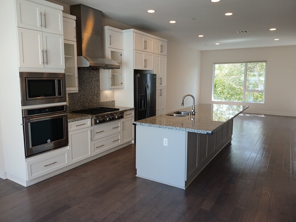 135 W Live Oak Ave, Unit I in Arcadia, CA - Building Photo