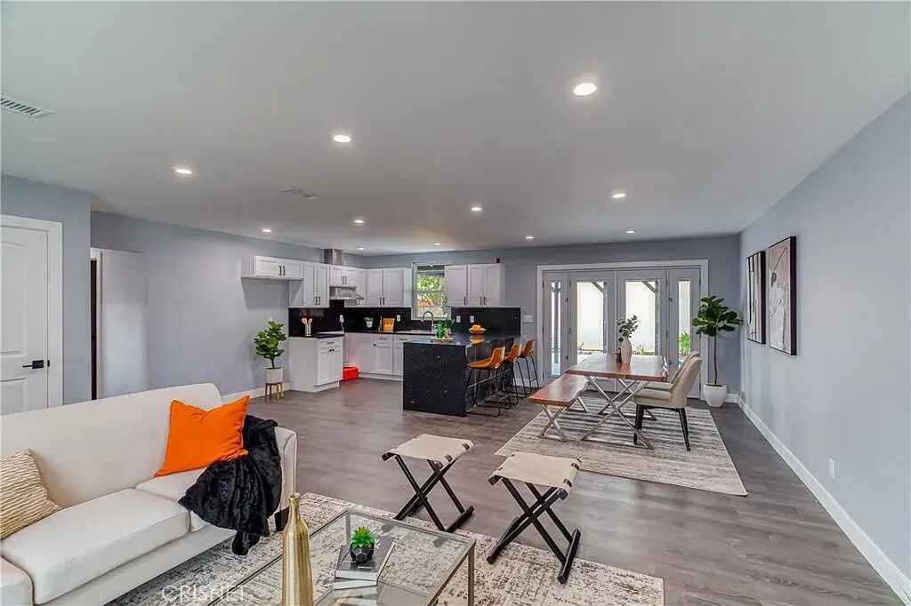7311 Shoup Ave in West Hills, CA - Foto de edificio