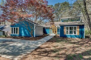 895 Frank Kirk Rd in Kennesaw, GA - Building Photo