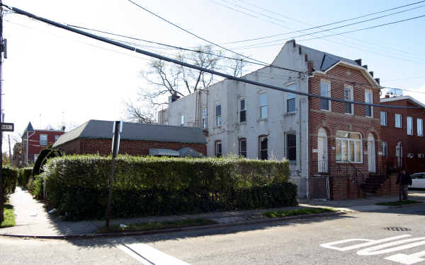 32 Lancaster Ave in Brooklyn, NY - Building Photo