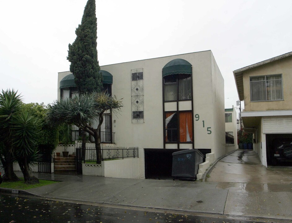 915 N Genesee Ave in West Hollywood, CA - Building Photo