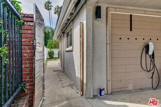 5351 Woodlake Ave in Los Angeles, CA - Building Photo - Building Photo