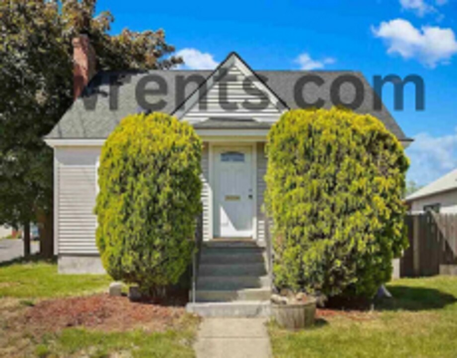 1528 W Augusta Ave in Spokane, WA - Building Photo