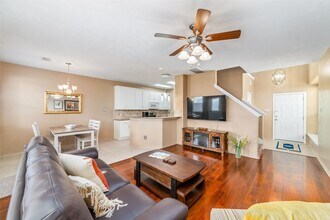 203 W Stedhill Loop in The Woodlands, TX - Foto de edificio - Building Photo