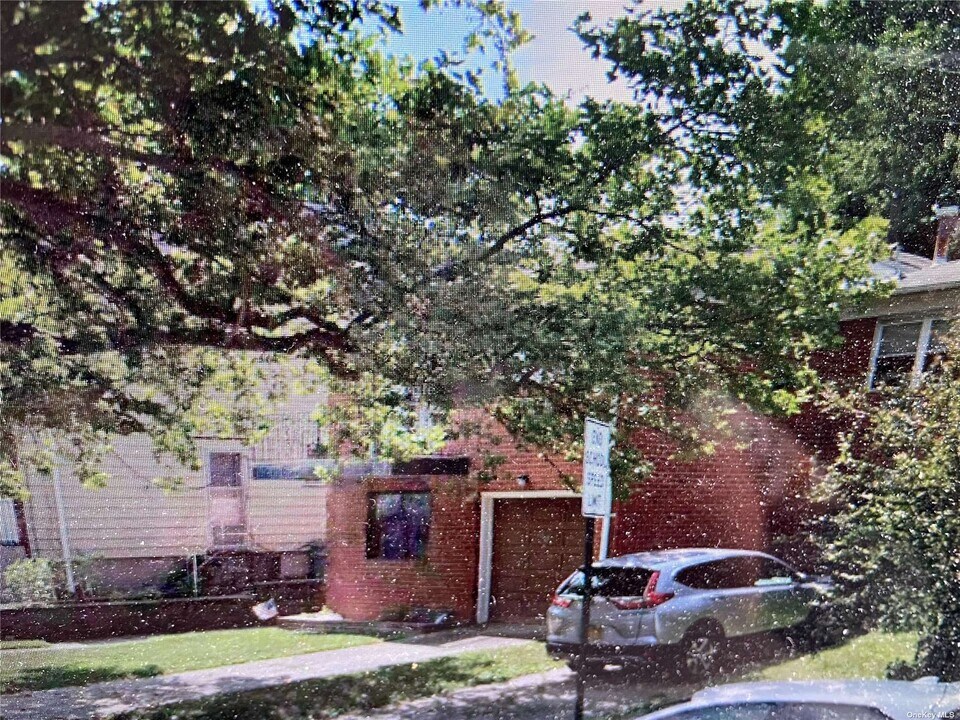 42-16 Little Neck Pkwy in Little Neck, NY - Building Photo