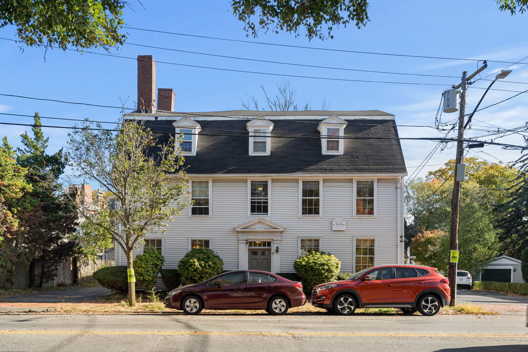 393 Essex St in Salem, MA - Building Photo