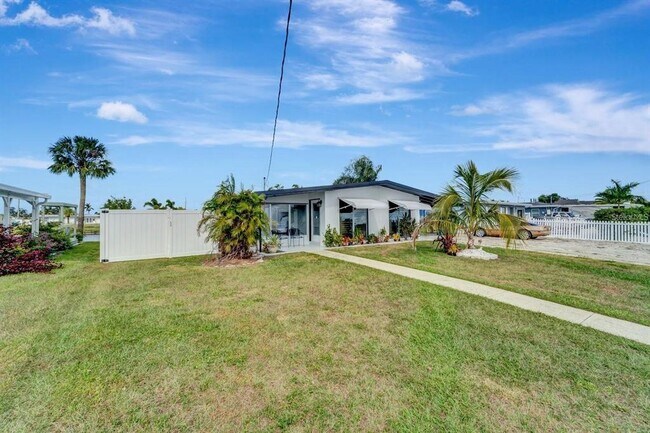 551 Lindley Terrace in Port Charlotte, FL - Building Photo - Building Photo