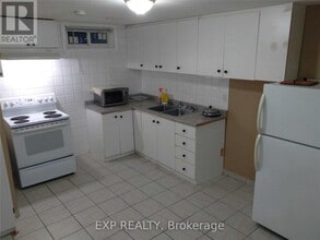 3690 Ellengale Dr in Mississauga, ON - Building Photo - Building Photo