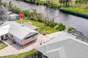 18406 Van Nuys Cir in Port Charlotte, FL - Building Photo