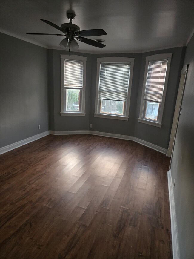 8445 S Marquette Ave, Unit 2 in Chicago, IL - Foto de edificio - Building Photo