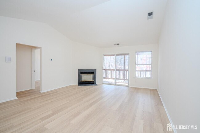 32 Tanglewood Ct in Monmouth Junction, NJ - Building Photo - Building Photo