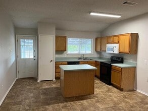 7712 Liz Ln in Watauga, TX - Foto de edificio - Building Photo