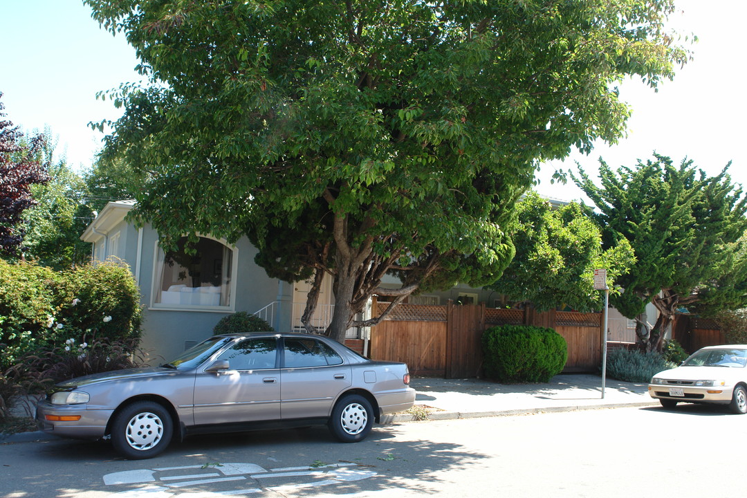 470-472 Cavour St in Oakland, CA - Building Photo