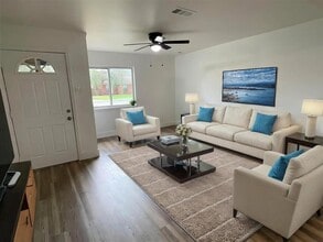 1107 Dover Cir in Alvin, TX - Building Photo - Building Photo