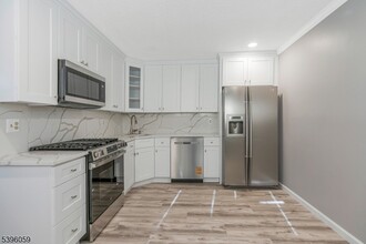 604 Brokaw Ct in Bridgewater, NJ - Building Photo - Building Photo