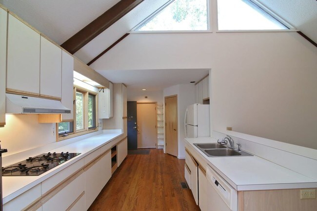 914 Crestwood Ln in Chapel Hill, NC - Building Photo - Building Photo