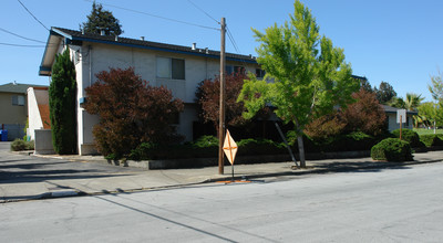 1576 Hollenbeck Ave in Sunnyvale, CA - Foto de edificio - Building Photo